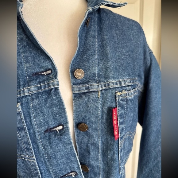 Vintage Levi’s Cropped Large Red Tab RARE Denim Jacket
Size Large - Picture 8 of 14